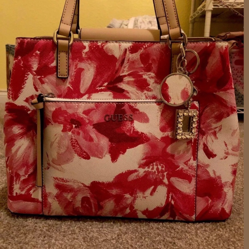 Gorgeous GUESS floral purse, worn couple times❤️